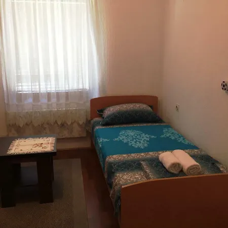 Nis Apartman בית הארחה 4*