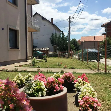 Nis Apartman בית הארחה 4*