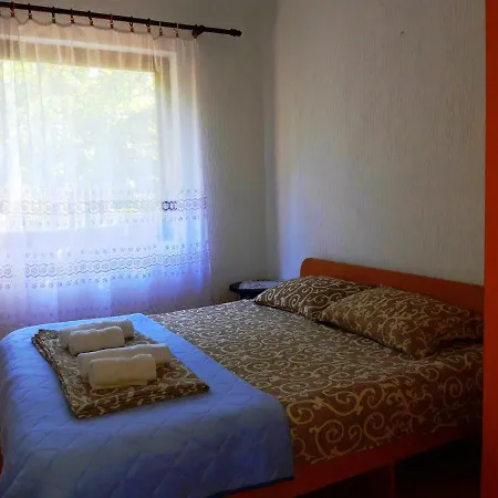 Nis Apartman בית הארחה 4*